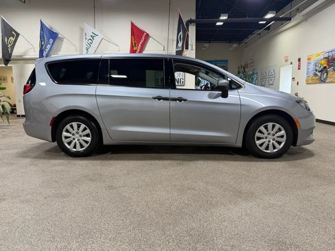 Used 2021 Chrysler Voyager L FWD image 7