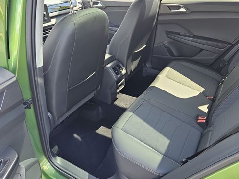 Certified 2025 Volkswagen Taos SE FWD image 9