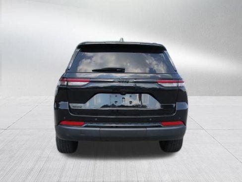 Used 2023 Jeep Grand Cherokee Altitude AWD/4WD image 5