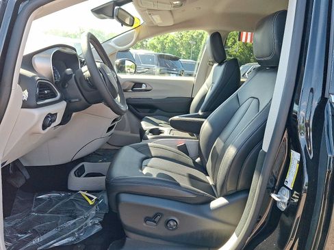 Used 2024 Chrysler Pacifica Touring-L FWD image 14