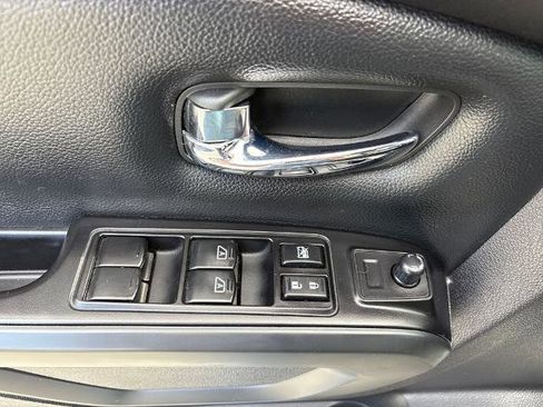 Used 2018 Nissan Titan SV w/ SV Convenience Package image 16