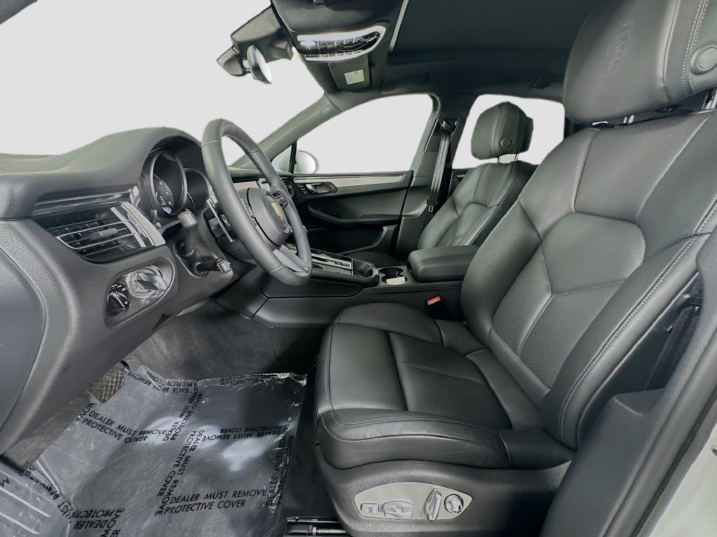 Certified 2025 Porsche Macan AWD/4WD image 5