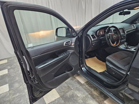 Used 2018 Jeep Grand Cherokee Laredo image 11