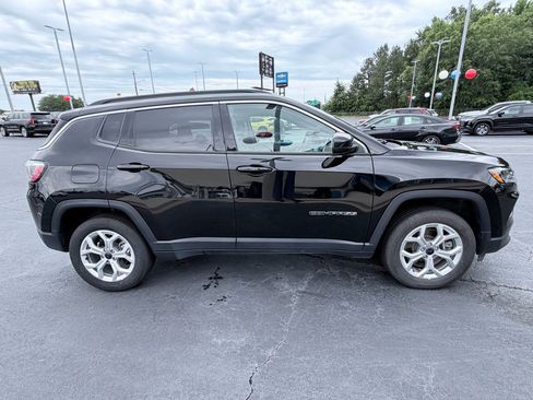Used 2025 Jeep Compass Latitude AWD/4WD image 4