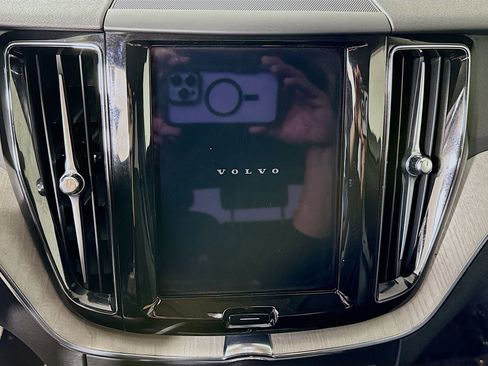 Used 2025 Volvo XC60 B5 Plus image 18