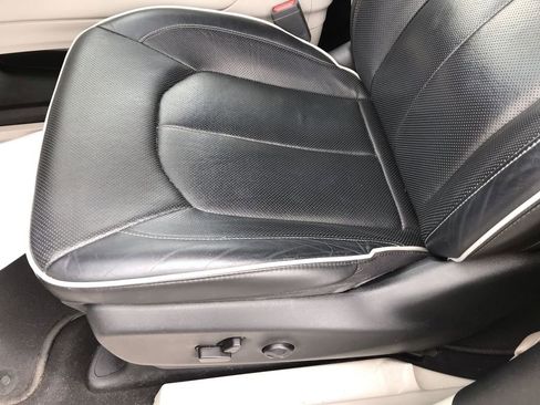 Used 2022 Chrysler Pacifica Limited w/ Uconnect Theater Family Group FWD image 12