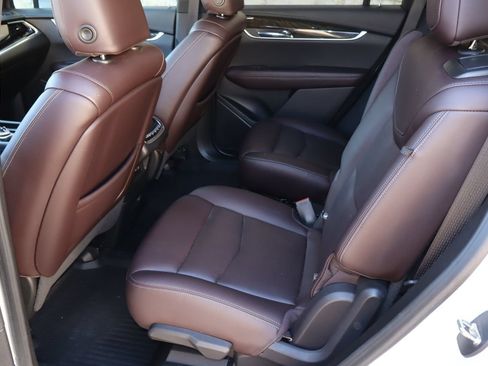 Used 2022 Cadillac XT6 Premium Luxury w/ Technology Package FWD image 6