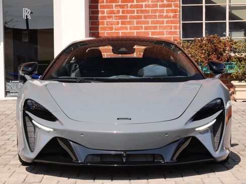 Used 2023 McLaren Artura RWD image 2