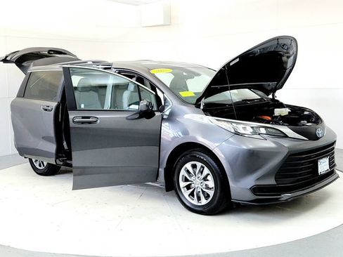 Certified 2025 Toyota Sienna LE AWD/4WD image 12