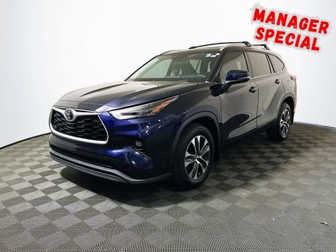 Used 2022 Toyota Highlander XLE AWD/4WD image 4