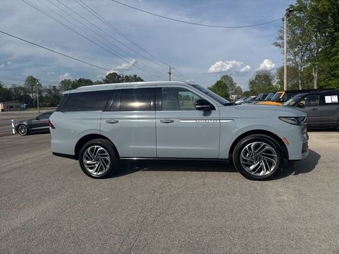 Used 2025 Lincoln Navigator Reserve image 14