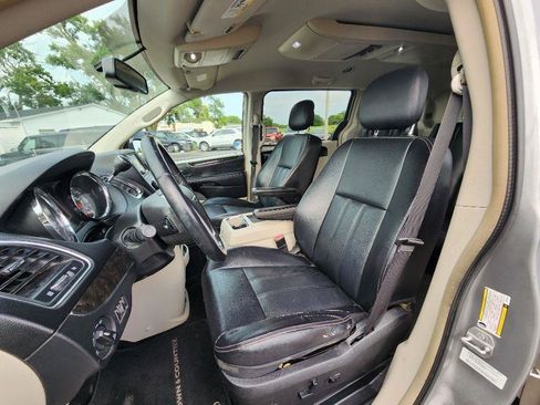 Used 2014 Chrysler Town & Country Touring FWD image 14