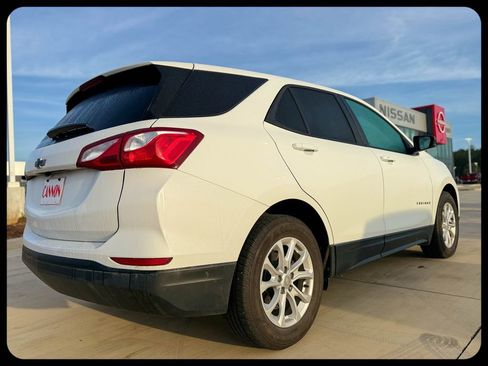 Used 2021 Chevrolet Equinox LS w/ LS Convenience Package FWD image 3