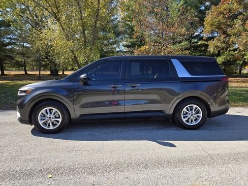Used 2024 Kia Carnival LX image 3