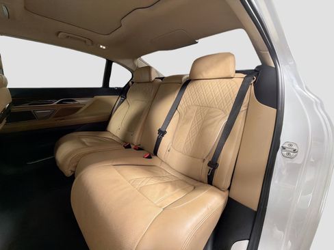 Used 2022 BMW 740i image 26