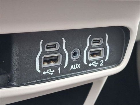 Certified 2024 Chrysler Pacifica Touring-L image 24