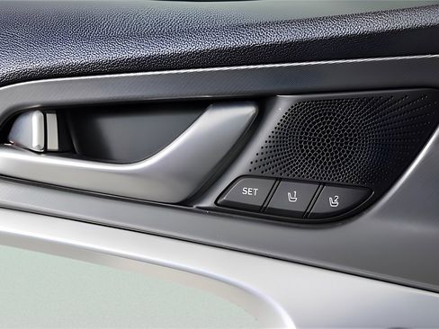 Used 2024 Genesis G70 2.5T w/ Sport Prestige Package image 8