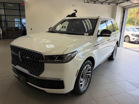 Used 2025 Lincoln Navigator Reserve AWD/4WD image 3