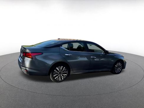 Used 2025 Nissan Altima 2.5 SV FWD image 11