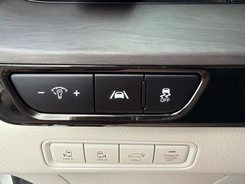 Used 2022 Kia Carnival EX image 22