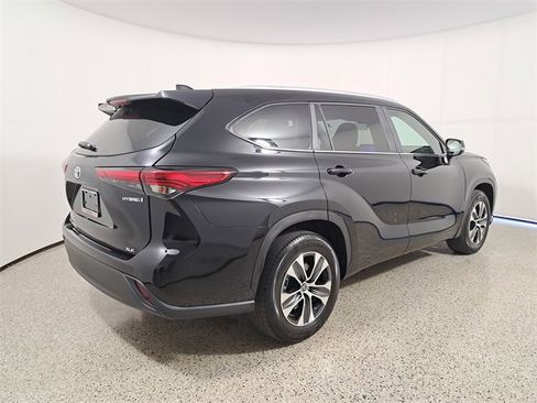 Used 2023 Toyota Highlander XLE image 5