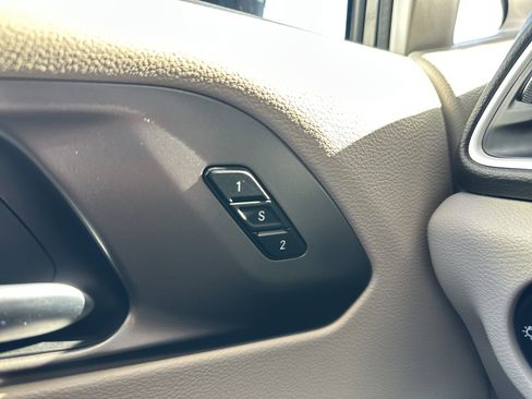 Used 2024 Chrysler Pacifica Touring-L image 25