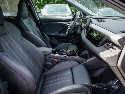 Used 2025 Audi Q6 e-tron Premium Plus image 16