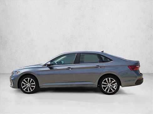 Used 2025 Volkswagen Jetta SE FWD image 8