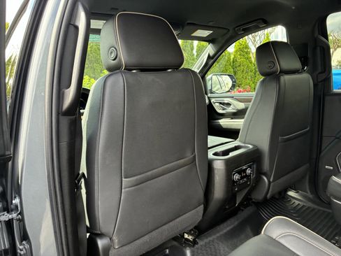 Used 2022 Chevrolet Suburban Premier RWD image 17