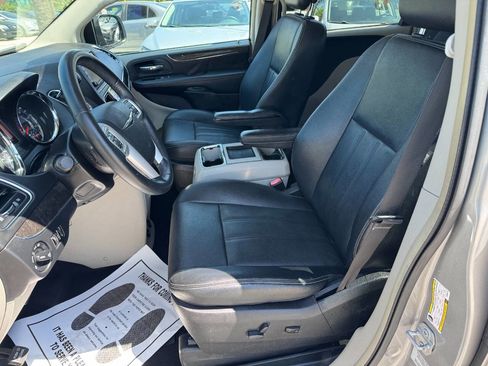 Used 2016 Chrysler Town & Country Touring image 13