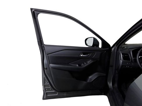 Used 2025 Nissan Rogue SL w/ Tech Package image 24