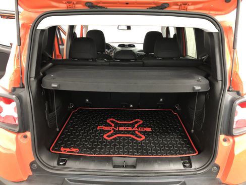 Used 2017 Jeep Renegade Latitude w/ Popular Equipment Group image 9