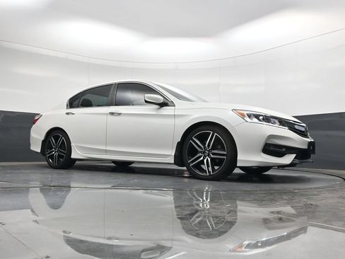 Used 2017 Honda Accord Sport image 30