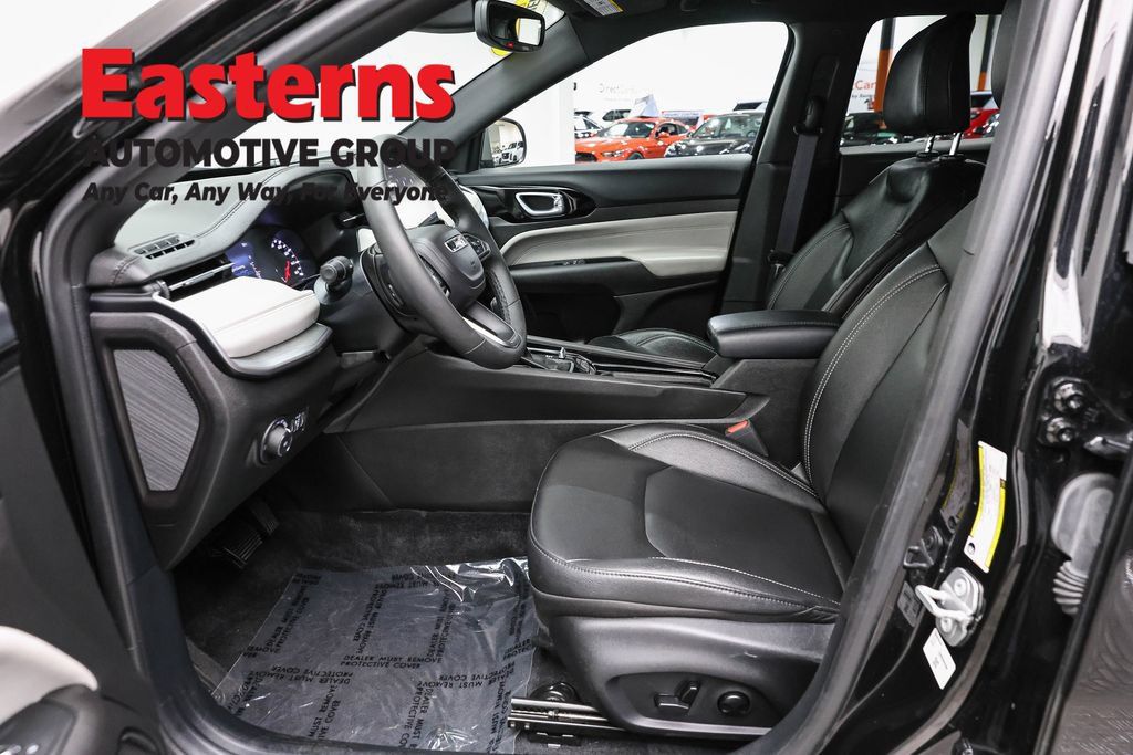 Used 2025 Jeep Compass Limited AWD/4WD image 14