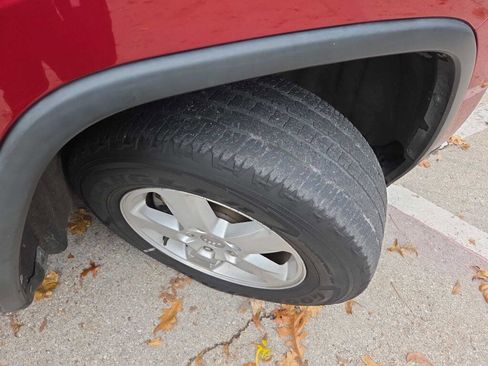 Used 2012 Jeep Grand Cherokee Laredo w/ Laredo E Group image 11