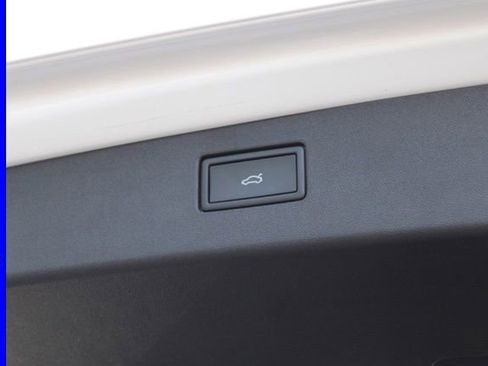 Used 2025 Volkswagen Tiguan SE w/ Panoramic Sunroof Package image 11