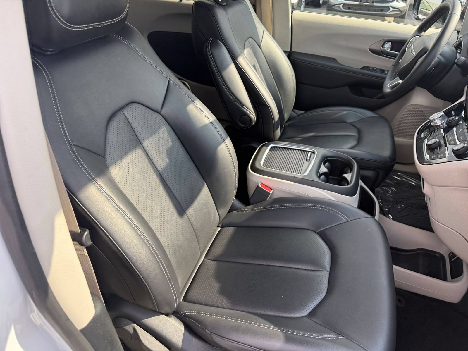 Used 2024 Chrysler Pacifica Touring-L FWD image 38
