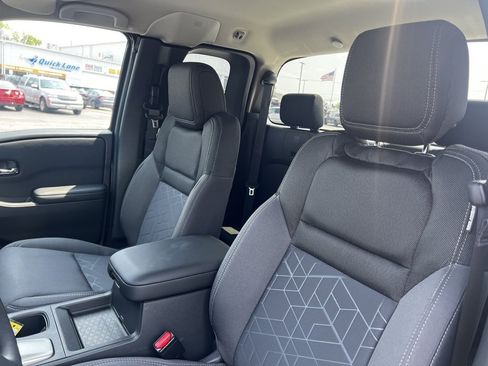 Used 2025 Nissan Frontier SV image 5
