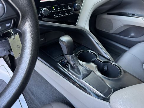 Used 2018 Toyota Camry LE image 27