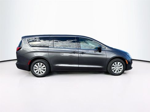 Used 2020 Chrysler Voyager L image 8