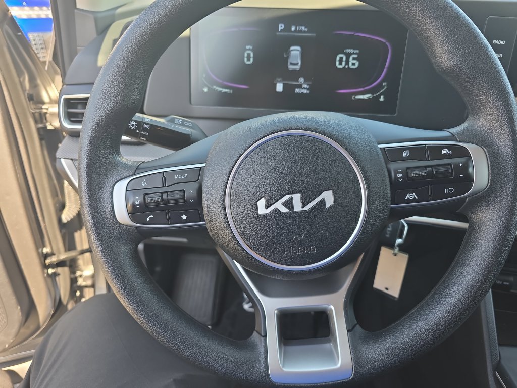 Used 2025 Kia Sportage LX FWD image 13