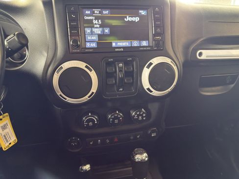 Used 2015 Jeep Wrangler Unlimited Sahara image 22