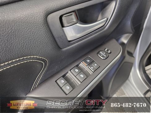 Used 2016 Toyota Camry XLE image 12