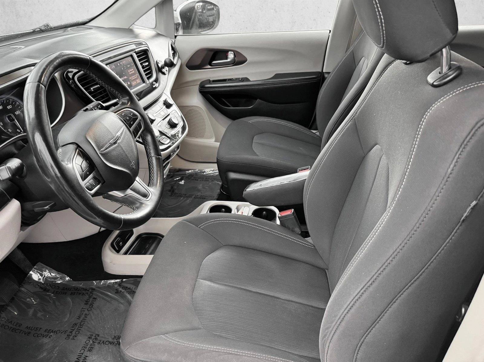 Used 2022 Chrysler Voyager LX FWD image 10
