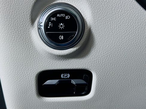 Used 2024 Mercedes-Benz C 300 Sedan image 17