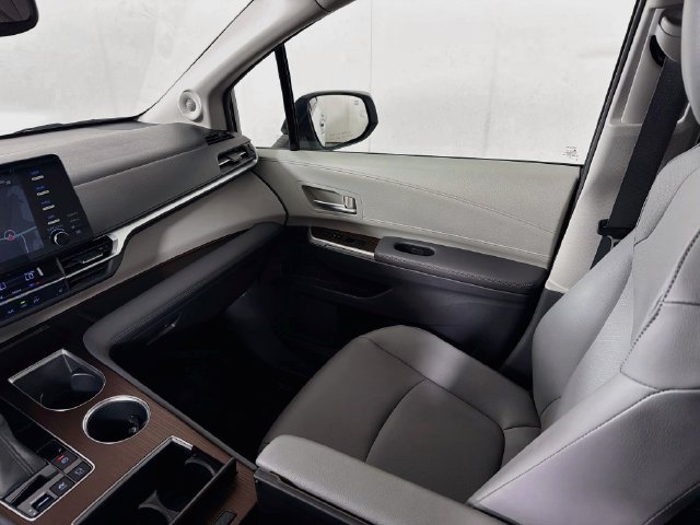 Used 2022 Toyota Sienna XLE w/ XLE Plus Package FWD image 31