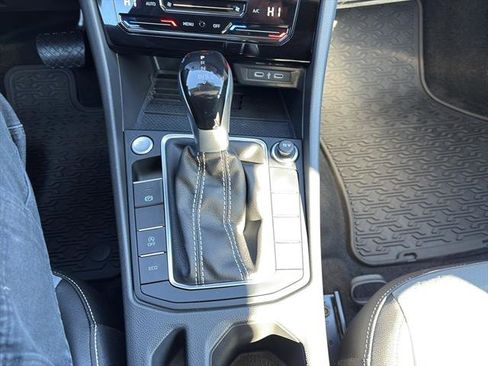 Certified 2025 Volkswagen Jetta SE w/ Sunroof Package image 25