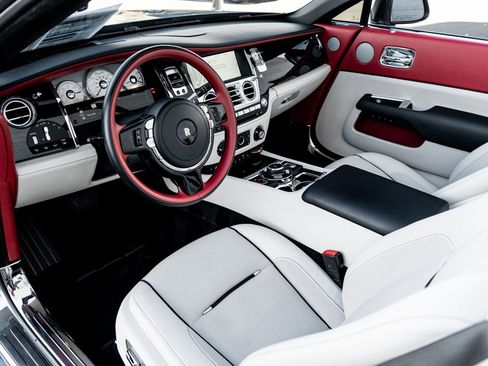Used 2017 Rolls-Royce Dawn image 28