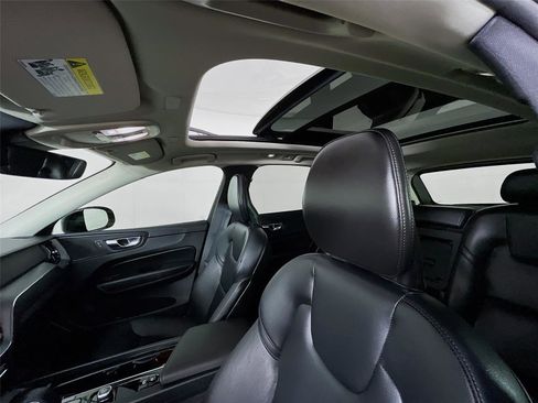 Used 2024 Volvo XC60 B5 Core image 11