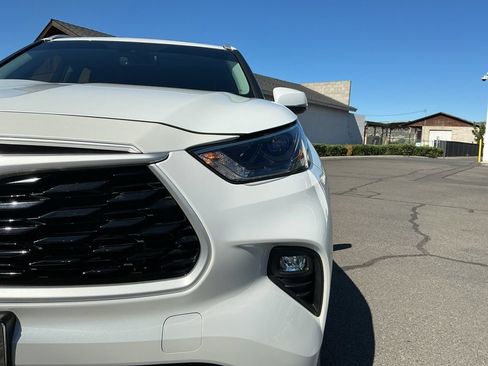 Used 2022 Toyota Highlander XLE AWD/4WD image 3